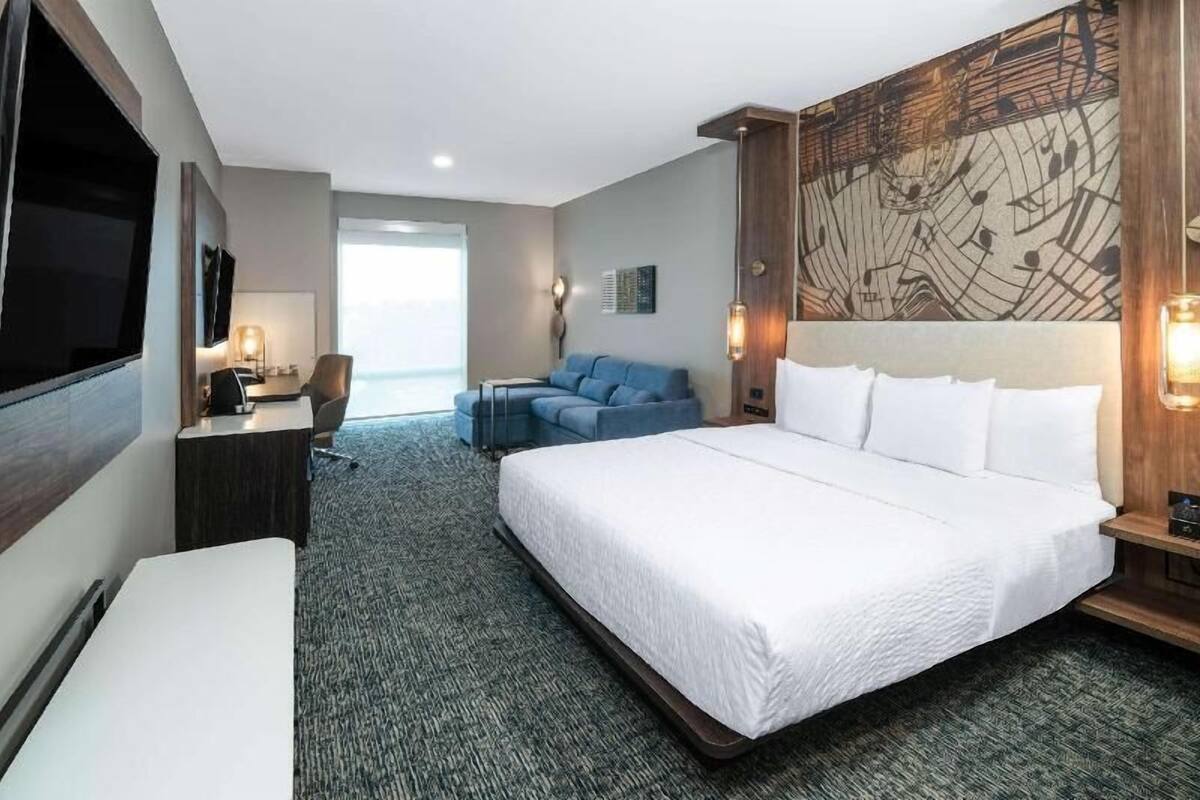 Premium bedding, in-room safe, individually furnished, desk