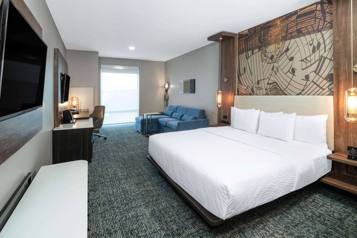 Premium bedding, in-room safe, individually furnished, desk