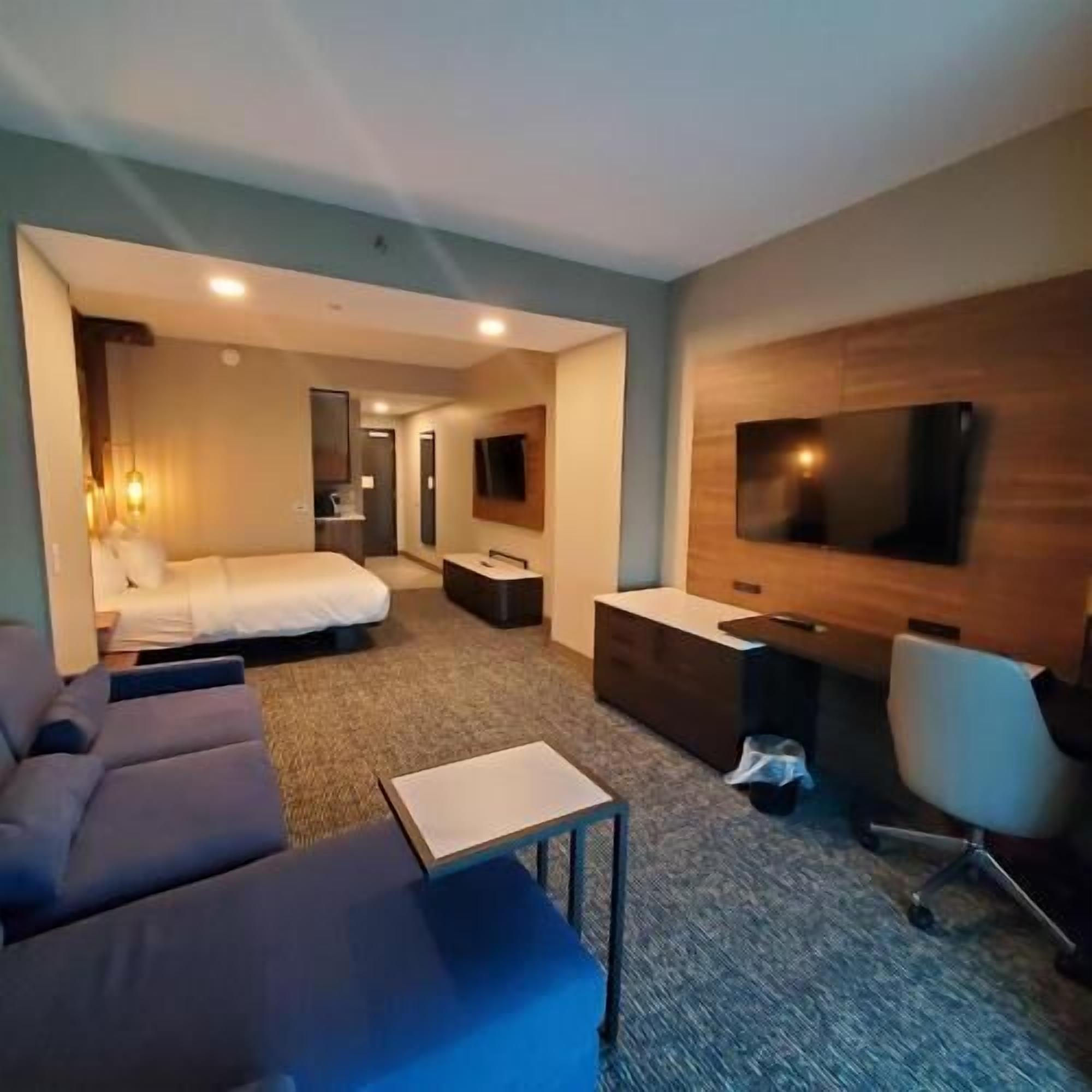 Premium bedding, in-room safe, individually furnished, desk
