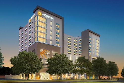 La Quinta Inn & Suites by Wyndham Nashville Downtown / Stadium