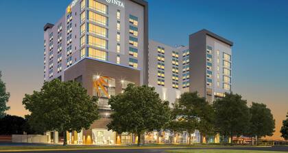 La Quinta Inn & Suites by Wyndham Nashville Downtown / Stadium