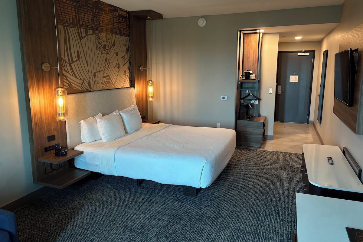 Room, 1 King Bed, Accessible, Non Smoking ( Tub w/ Grab Bars) | Premium bedding, in-room safe, individually furnished, desk