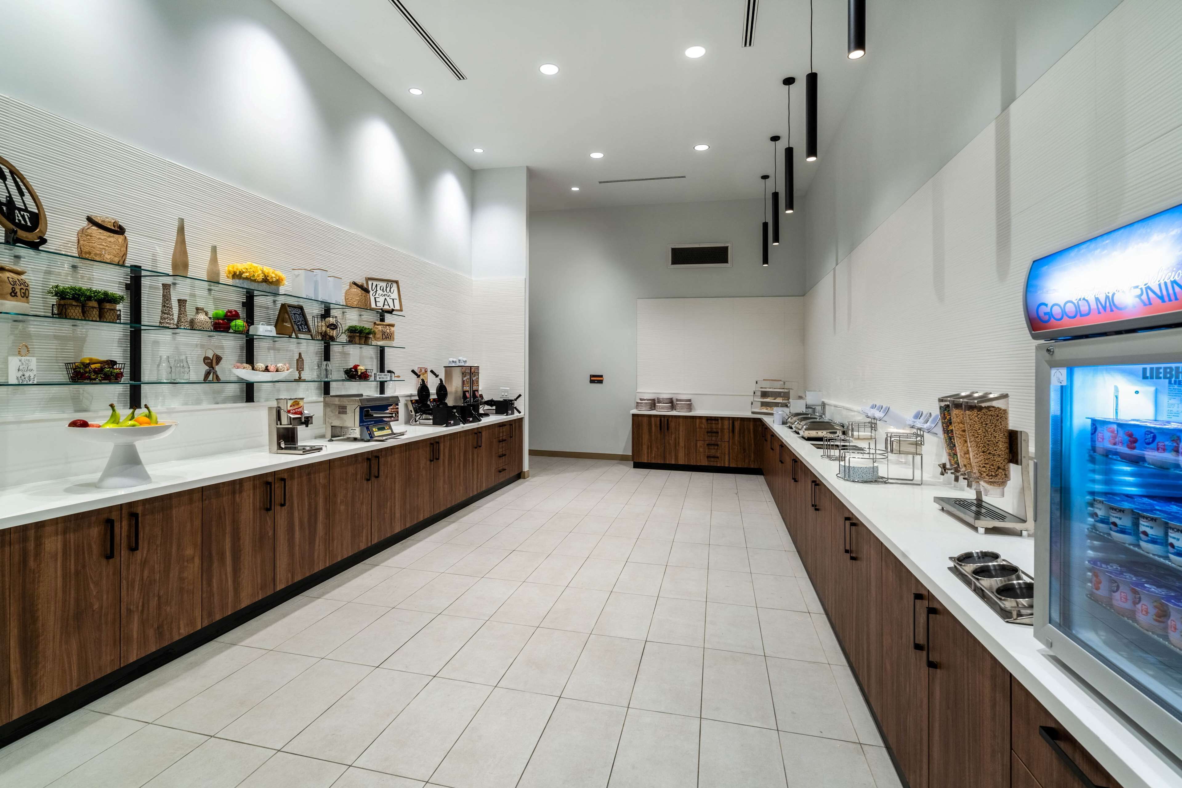 free daily full breakfast