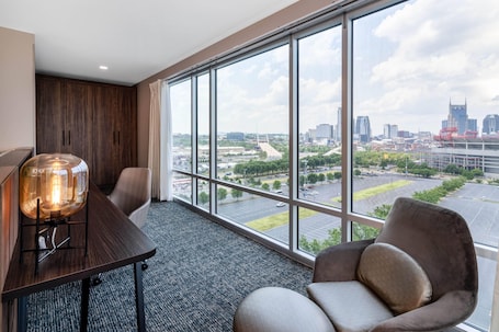 Premium bedding, in-room safe, individually furnished, desk. La Quinta Inn & Suites by Wyndham Nashville Downtown / Stadium