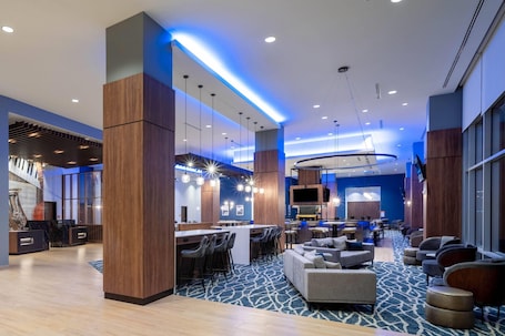 Lobby. La Quinta Inn & Suites by Wyndham Nashville Downtown / Stadium