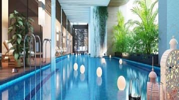 Utomhuspool och solstolar