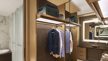 Un vestidor moderno con estantes de madera, un espejo y un zapatero.