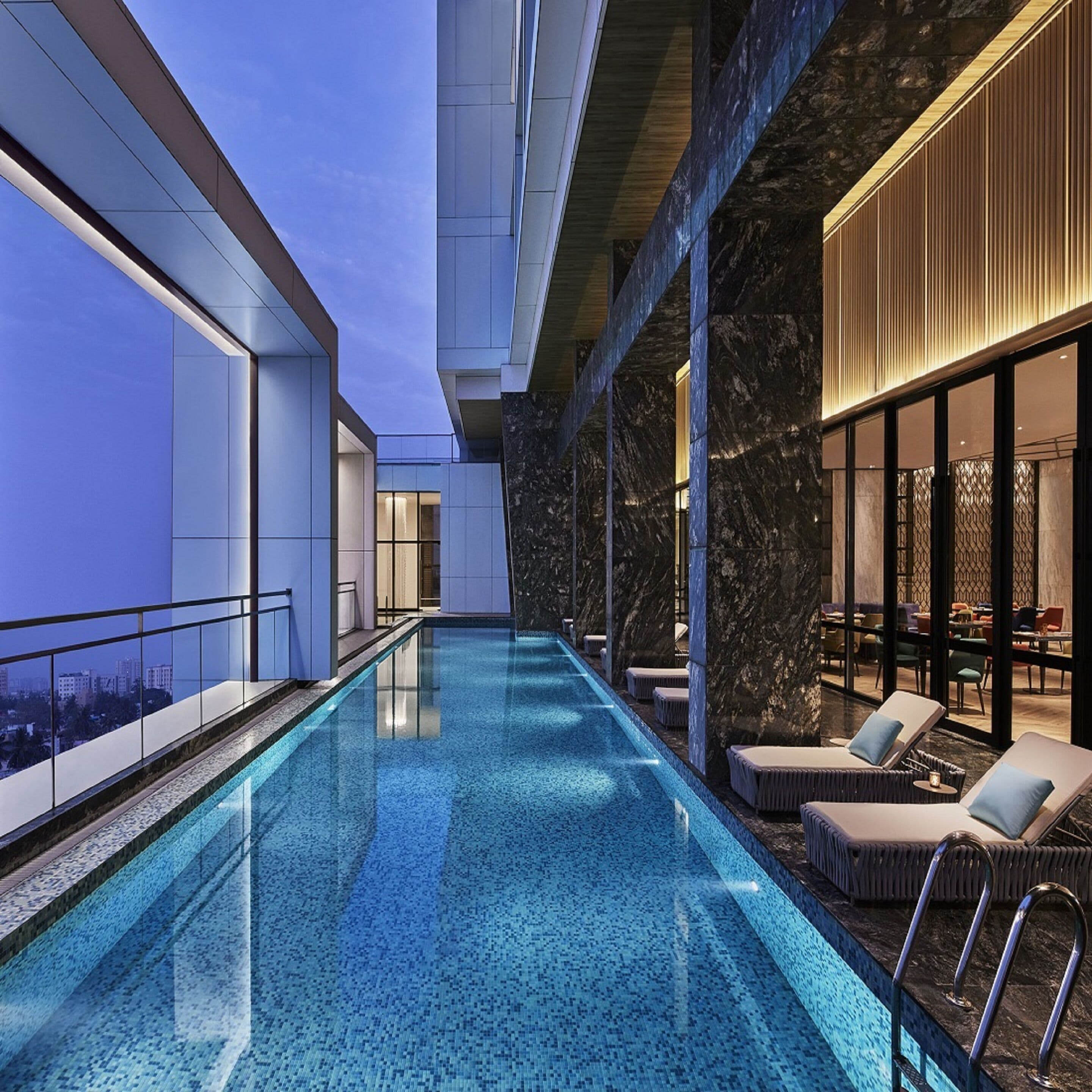 Een buitenzwembad en ligstoelen