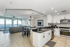 Mikrowelle, Geschirrspüler, Wasserkocher mit Kaffee-/Teezubehör, Toaster