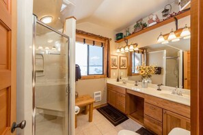 Bathtub, towels - PURGTOPIA 🏔 (La Plata County)
