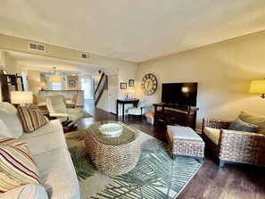 Smart TV - BEACHSIDE 2BR VILLA W/ POOL, STEPS TO COLIGNY PLAZA & BEACH (Hilton Head Island)