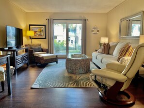 Smart TV - BEACHSIDE 2BR VILLA W/ POOL, STEPS TO COLIGNY PLAZA & BEACH (Hilton Head Island)