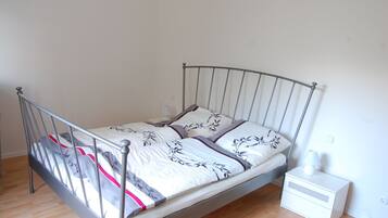 1 habitación, tabla de planchar con plancha, wifi gratis y ropa de cama