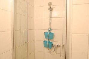 Bañera, secador de pelo, toallas y jabón