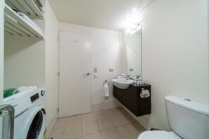 Appartamento City | Bagno | Doccia, soffione a pioggia, set di cortesia gratuito, asciugacapelli