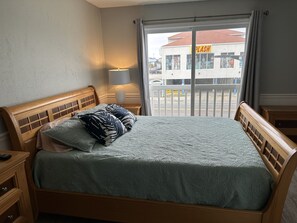 2 slaapkamers, een bureau, een strijkplank/strijkijzer, gratis wifi