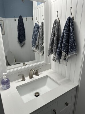 Een douche, een haardroger, toiletpapier