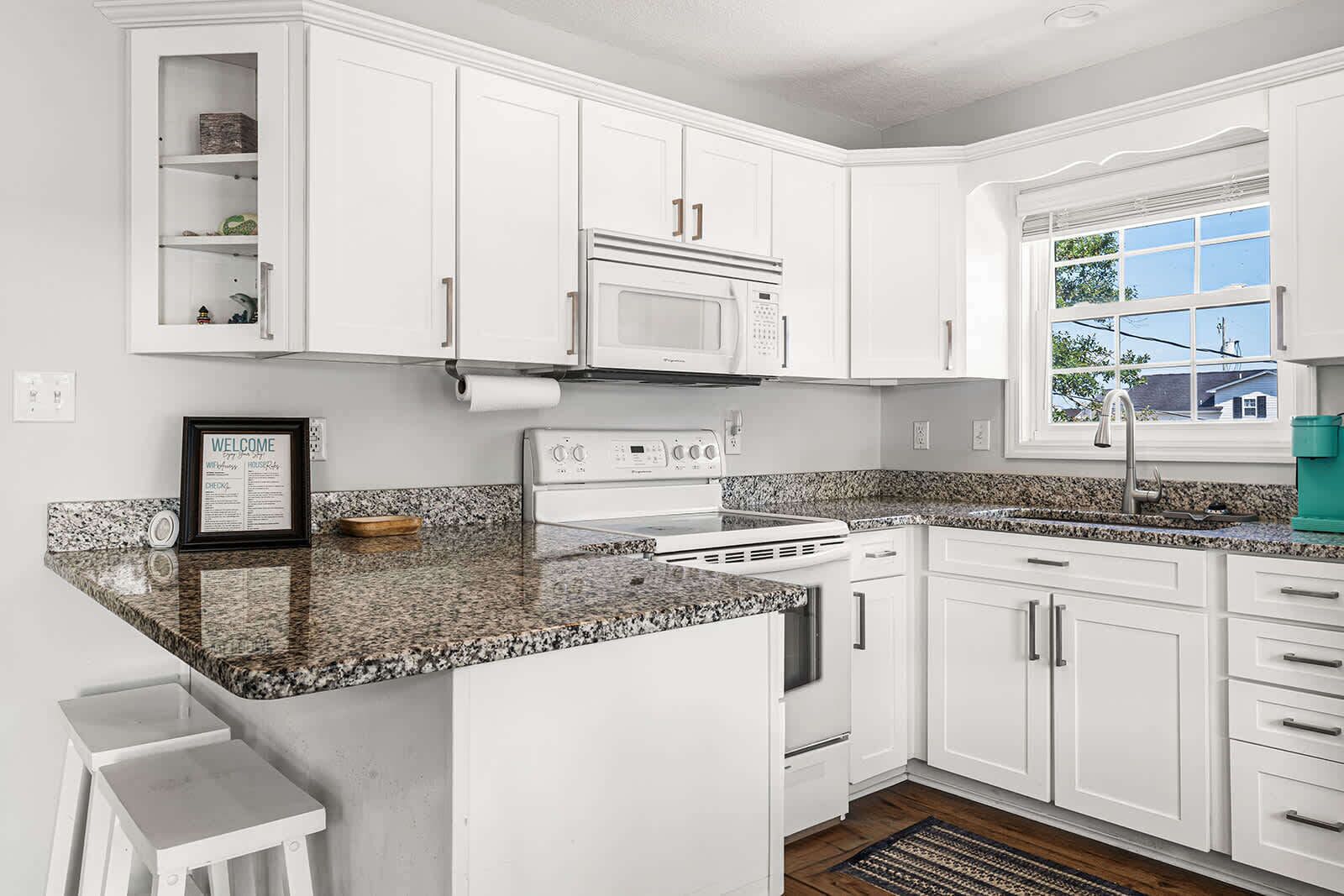 Kylskåp, mikrovågsugn, ugn och spishäll