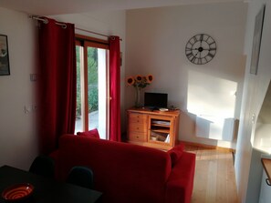 TV, DVD-spiller, bordtennis og bøker