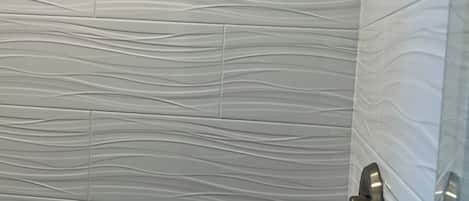 Regadera, secadora de cabello, toallas, jabón