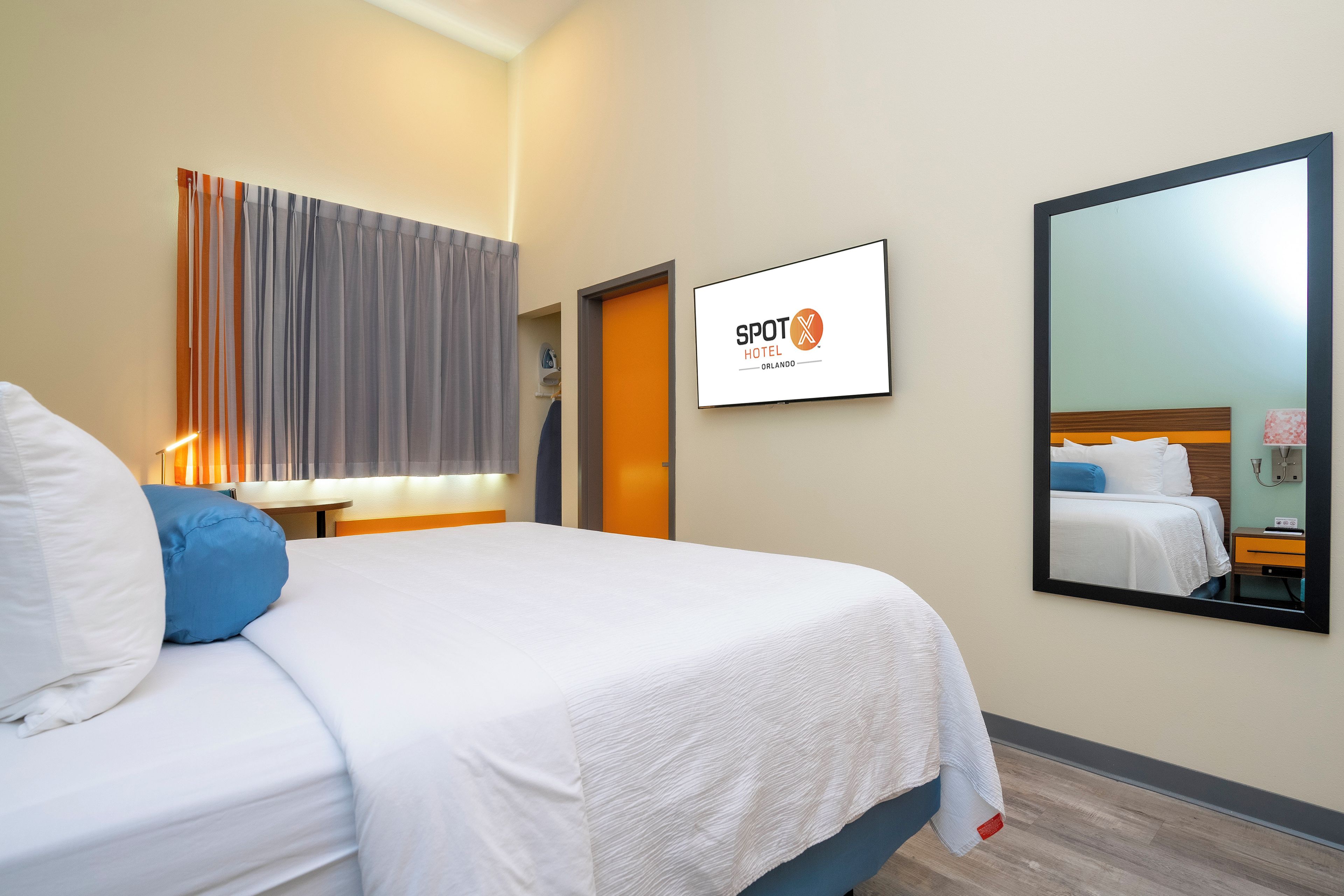 Elite Room, 1 King Bed (Smoke Free) | Desk, laptop workspace, blackout drapes, iron/ironing board