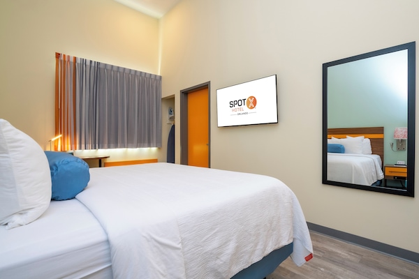 Elite Room, 1 King Bed (Smoke Free) | Desk, laptop workspace, blackout drapes, iron/ironing board