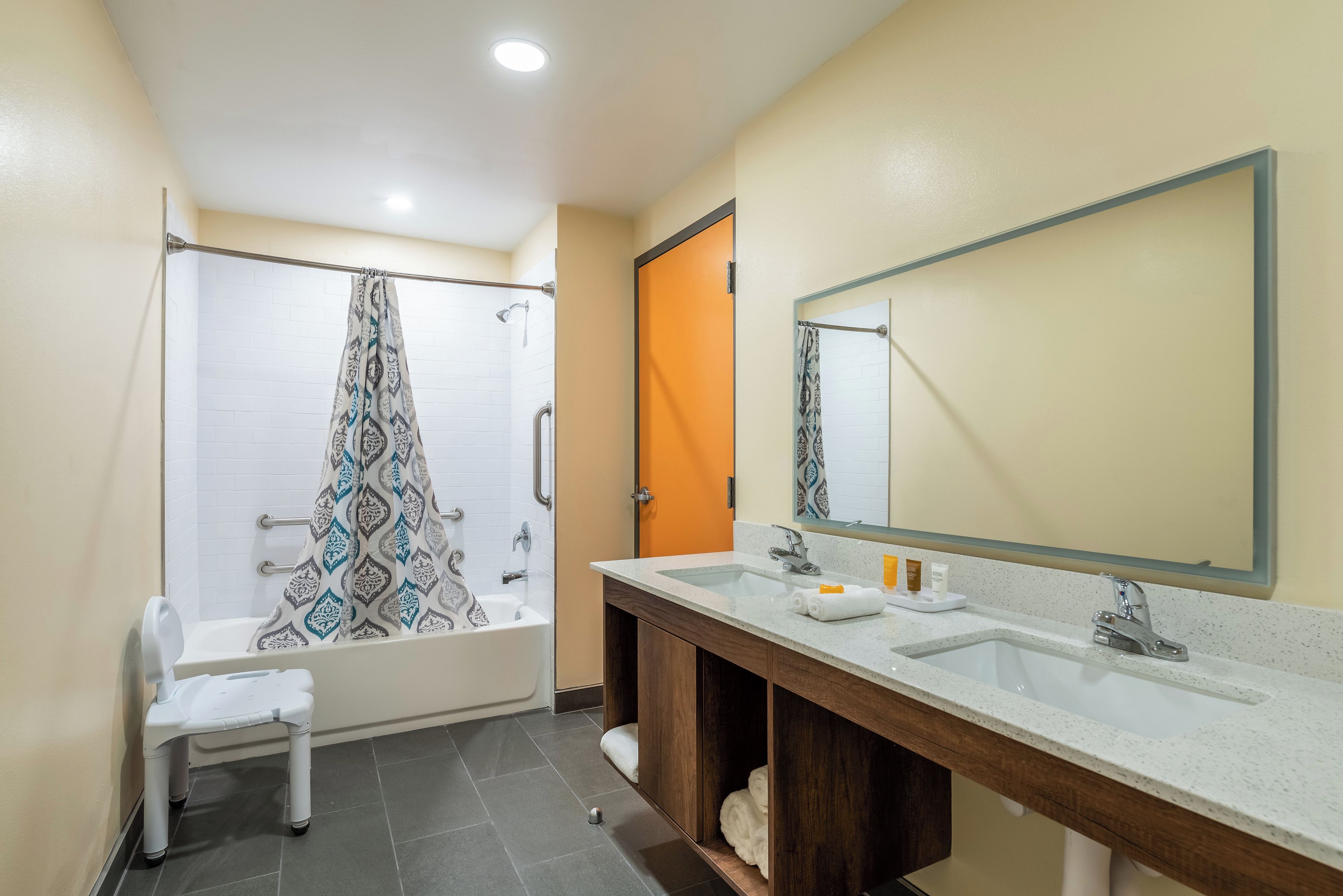 Business Room, 1 King Bed, Accessible (Smoke Free) | Bathroom | Hair dryer, towels, soap, shampoo