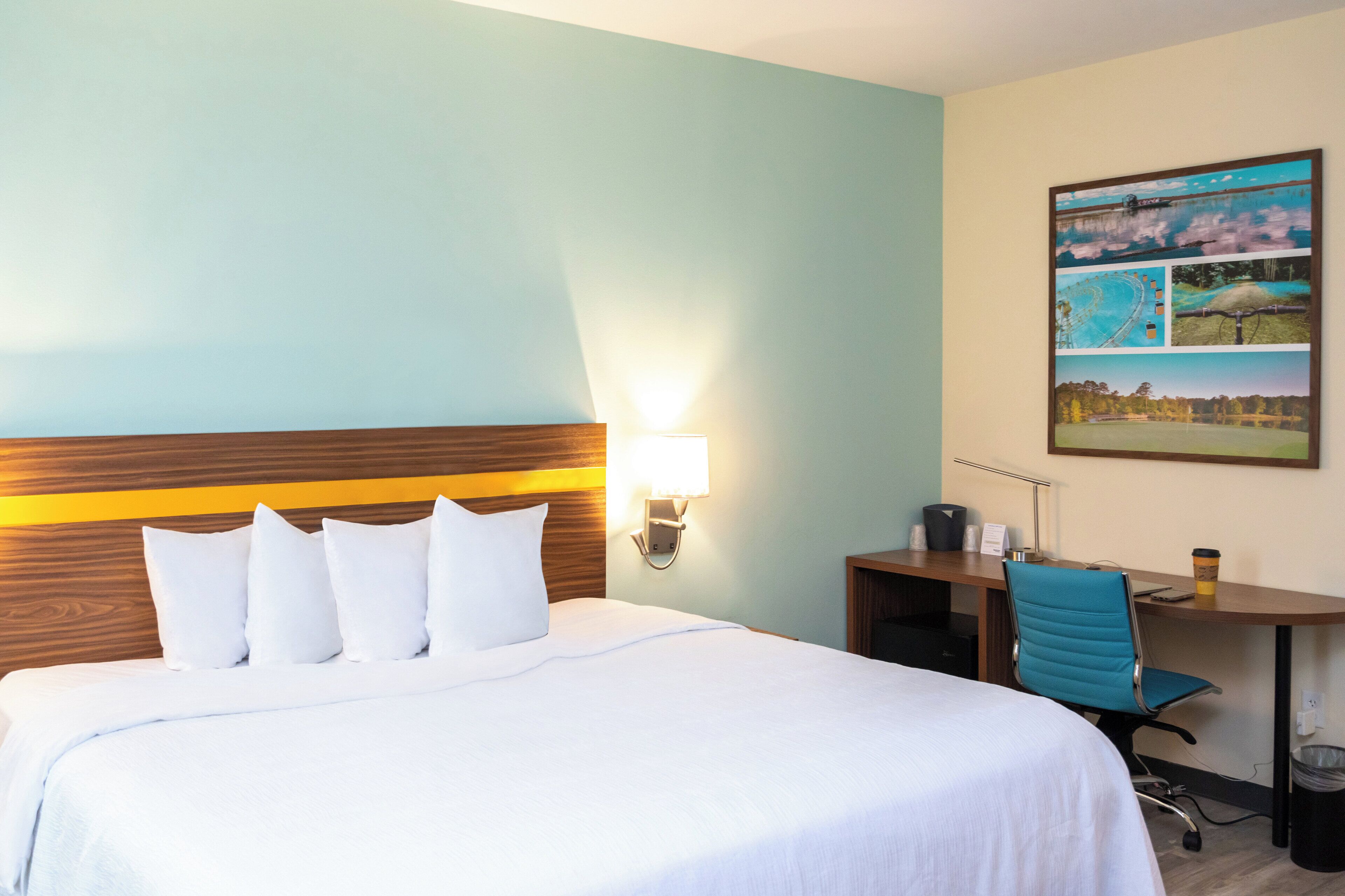 Escrivaninha, cortinas blackout, ferros/tábuas de passar roupa