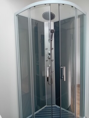Dusche, Whirlpool, Haartrockner, HandtĂŒcher