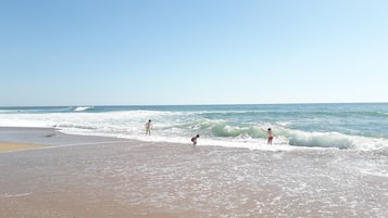 Plage à proximité, chaises longues