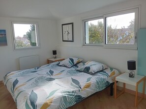 6 slaapkamers, een bureau, een strijkplank/strijkijzer, reisbedje