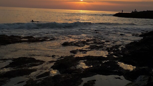 A sunset over a rocky shoreline with waves. - Villa 12 pers : 6 bedrooms, 3 bathrooms, 3wc/ 200m from the beach of La Sauzaie (Bretignolles-sur-Mer)