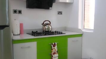Réfrigérateur, micro-ondes, plaque de cuisson, bouilloire électrique