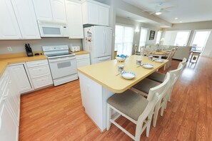 Kühlschrank, Mikrowelle, Geschirrspüler, Toaster