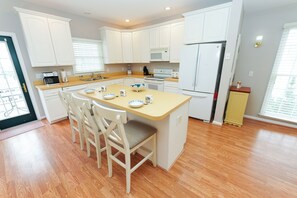 Kjøleskap, mikrobølgeovn, oppvaskmaskin og brødrister