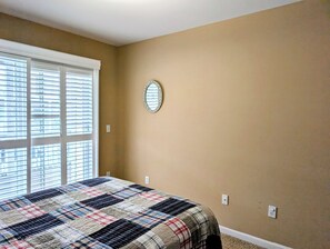 4 bedrooms, iron/ironing board, WiFi