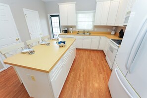 Kjøleskap, mikrobølgeovn, oppvaskmaskin og brødrister