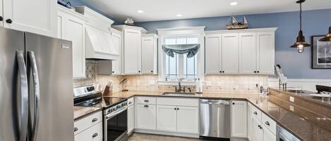 Kühlschrank, Mikrowelle, Geschirrspüler, Toaster