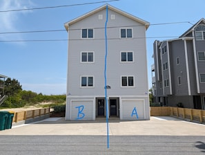 Een gebouw met twee verdiepingen en een garage met de aanduiding 'B' en 'A'.