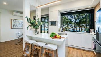 Refrigerador, microondas, horno y lavavajillas