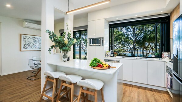 Refrigerador, microondas, horno y lavavajillas