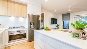 Kühlschrank, Mikrowelle, Ofen, Geschirrspüler