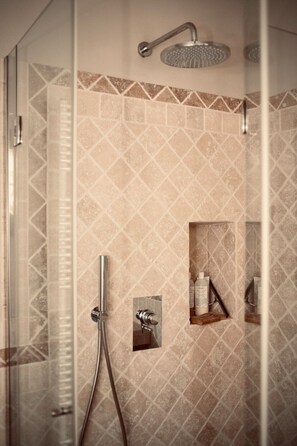 Dusche, kostenlose Toilettenartikel, Haartrockner, Bidet