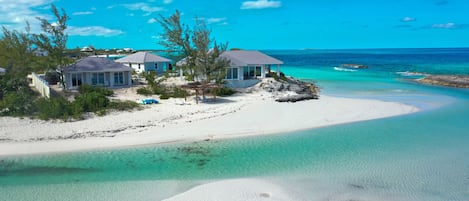En la playa, sillas reclinables de playa