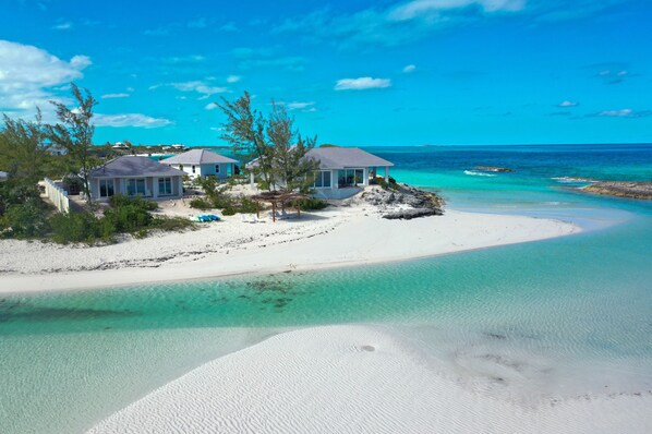 En la playa y camastros