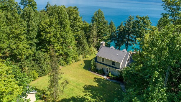 Una casa con un patio grande y vista al lago.