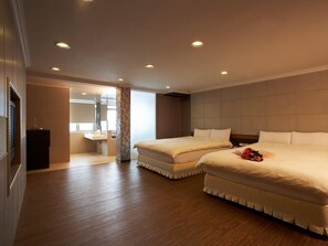 Une chambre d’hôtel avec deux lits, une salle de bain et une grande fenêtre.