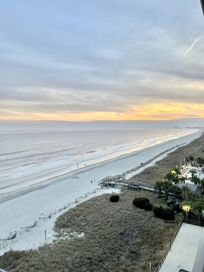 On the beach - OCEANFRONT OASIS - Stunning End-Unit 3BR 2BA Condo with Breathtaking Views! (North Myrtle Beach)