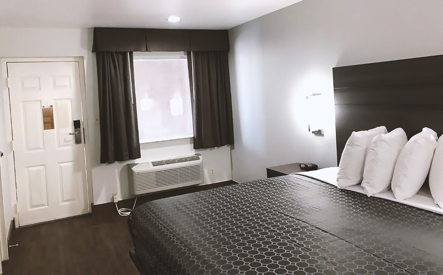 Quarto, 1 cama Queen, para fumantes | Escrivaninha, cortinas blackout, ferros/tábuas de passar roupa