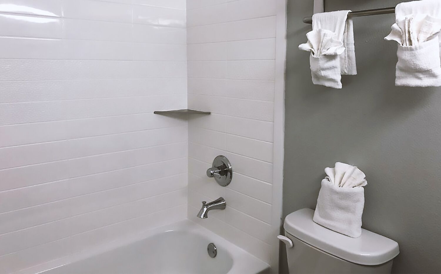 Room, 1 Queen Bed, Smoking | Bathroom | Designer toiletries, hair dryer, heated floors, towels